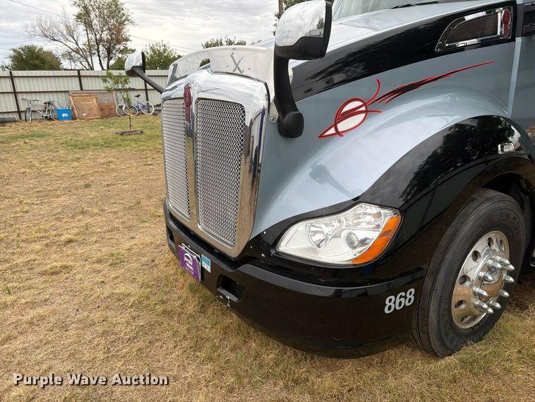 image for item DV8677 2017 Kenworth T680 semi truck