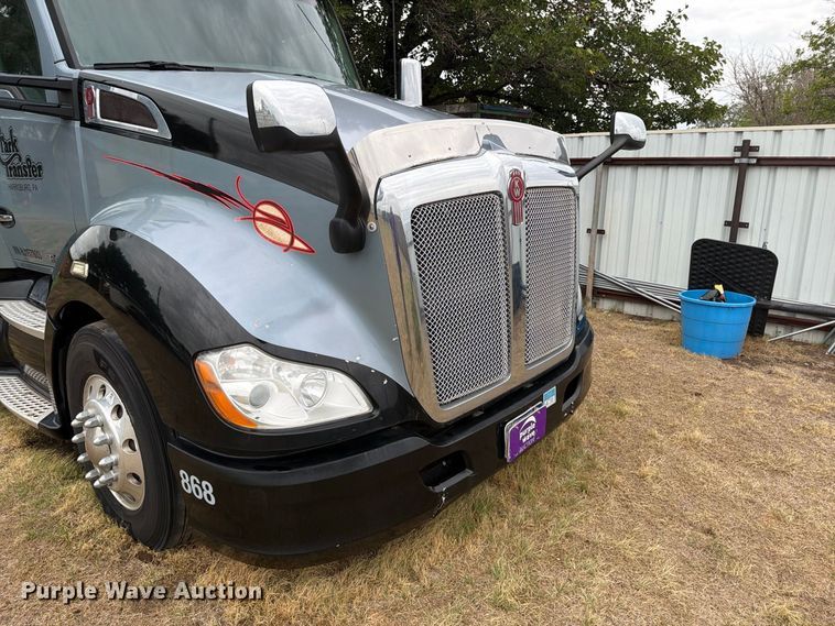 image for item DV8677 2017 Kenworth T680 semi truck
