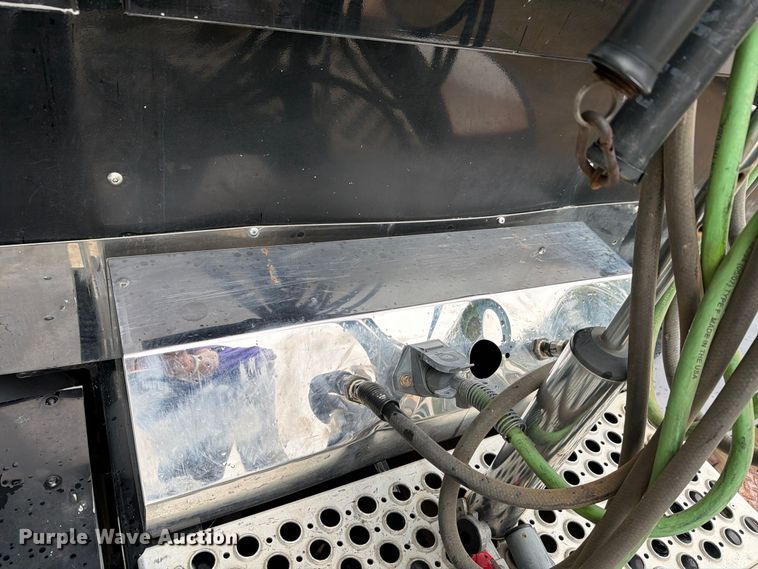 image for item DV8677 2017 Kenworth T680 semi truck