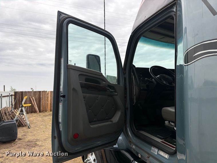 image for item DV8677 2017 Kenworth T680 semi truck
