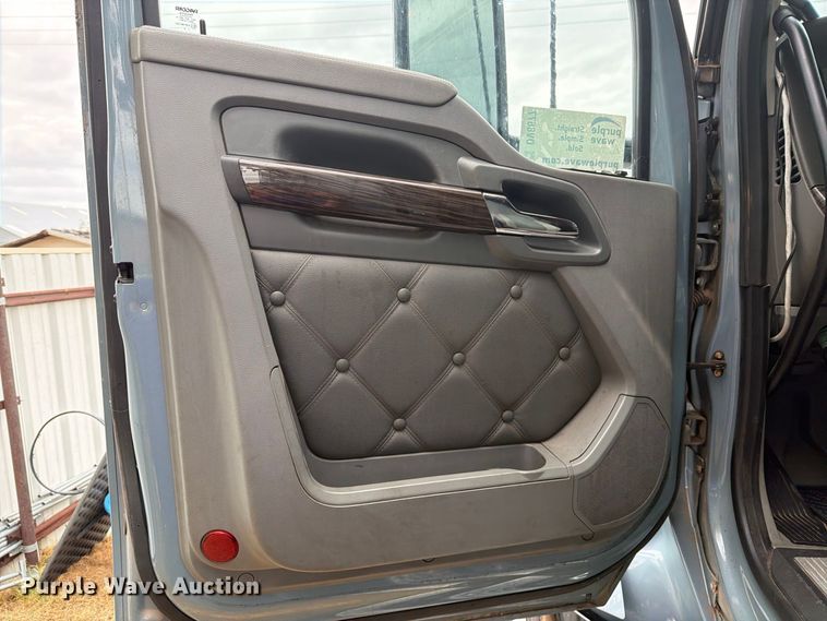image for item DV8677 2017 Kenworth T680 semi truck