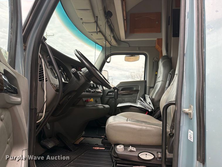 image for item DV8677 2017 Kenworth T680 semi truck