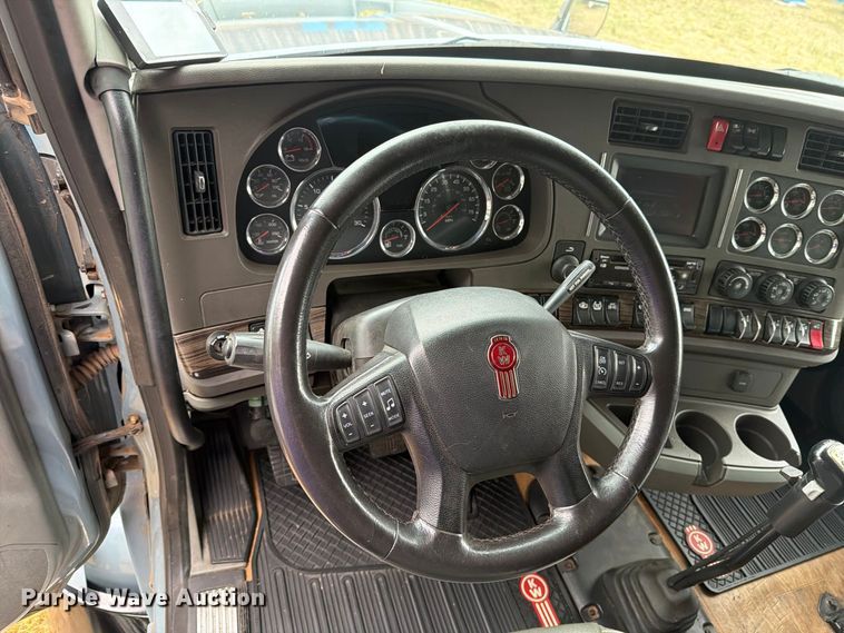 image for item DV8677 2017 Kenworth T680 semi truck