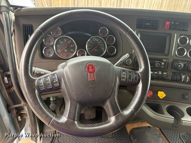 image for item DV8677 2017 Kenworth T680 semi truck