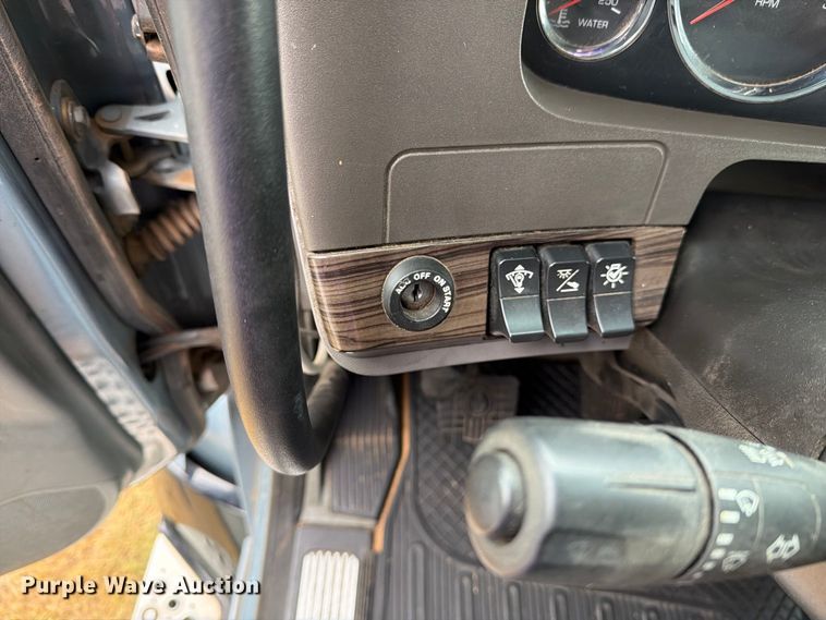 image for item DV8677 2017 Kenworth T680 semi truck