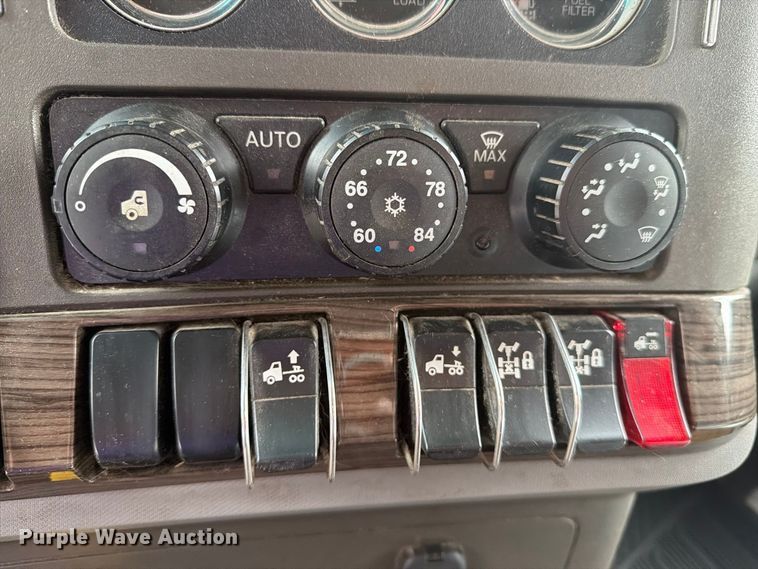 image for item DV8677 2017 Kenworth T680 semi truck
