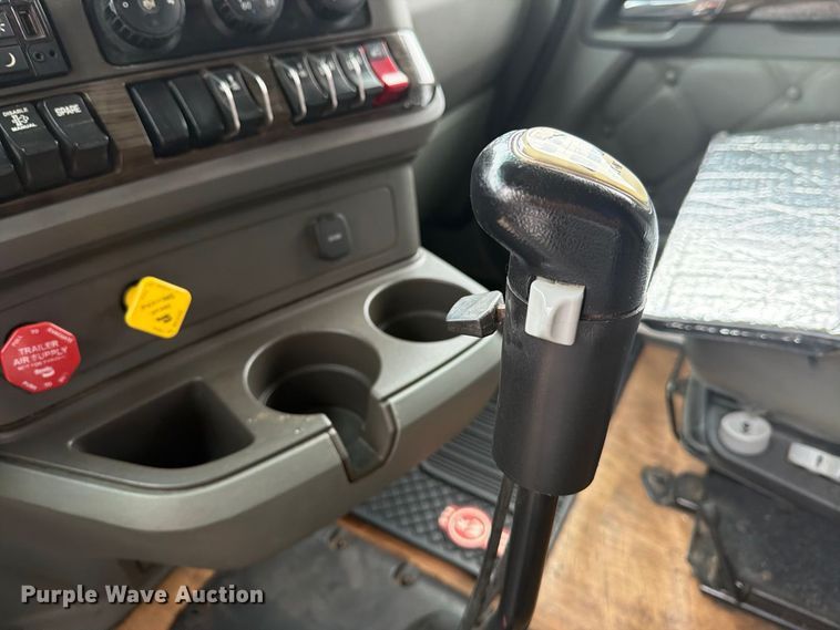 image for item DV8677 2017 Kenworth T680 semi truck