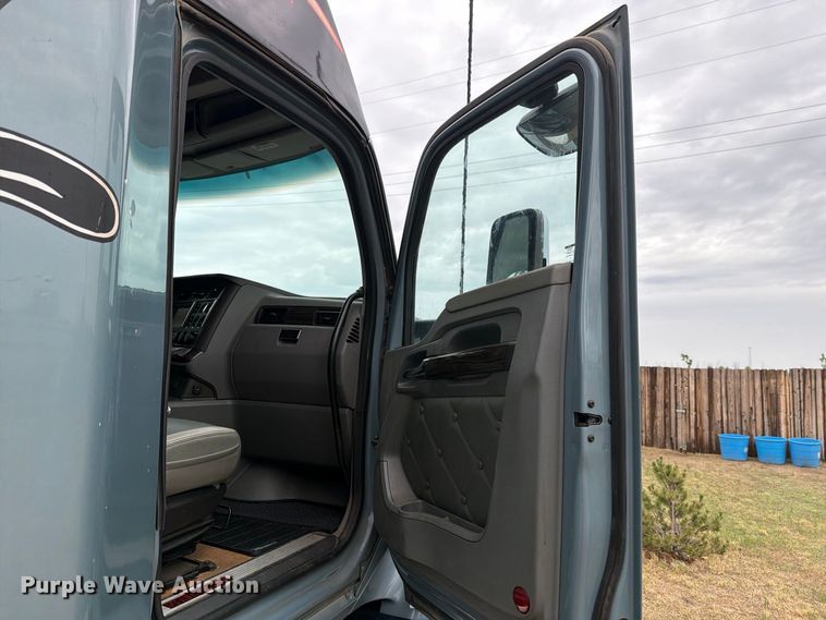 image for item DV8677 2017 Kenworth T680 semi truck