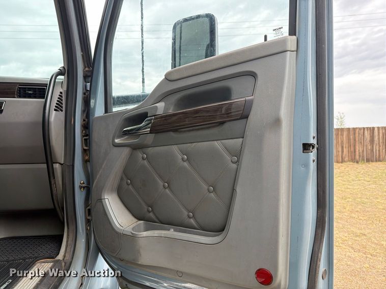 image for item DV8677 2017 Kenworth T680 semi truck