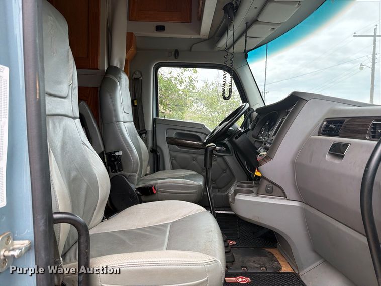 image for item DV8677 2017 Kenworth T680 semi truck