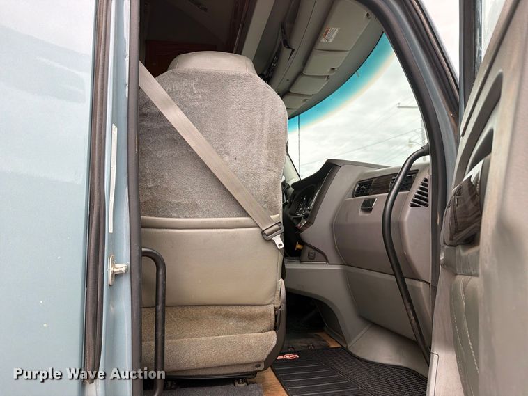 image for item DV8677 2017 Kenworth T680 semi truck