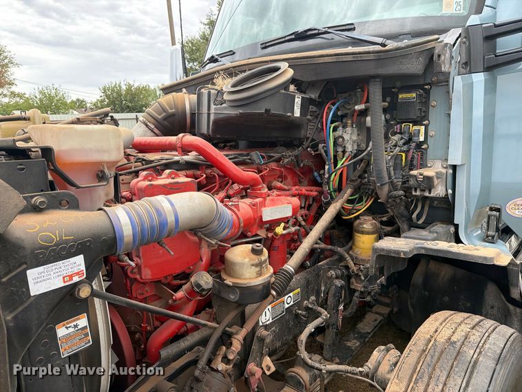 image for item DV8677 2017 Kenworth T680 semi truck