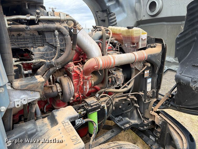 image for item DV8677 2017 Kenworth T680 semi truck