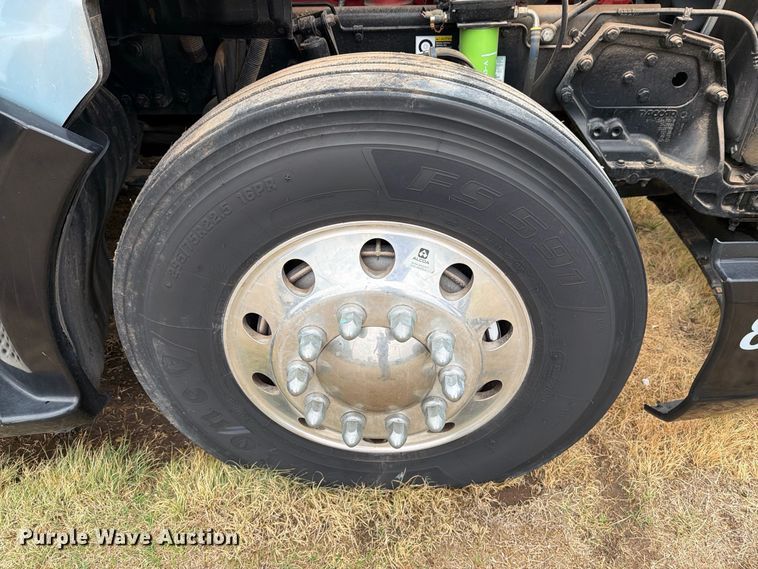 image for item DV8677 2017 Kenworth T680 semi truck