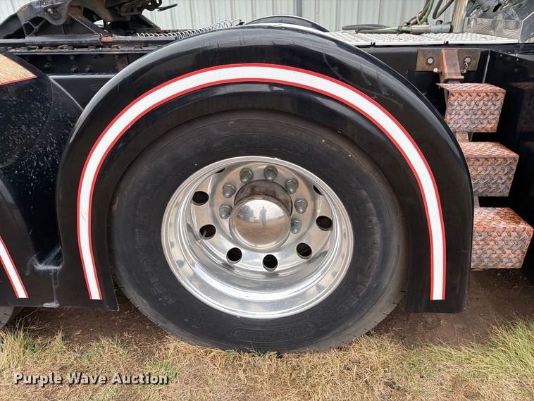 image for item DV8677 2017 Kenworth T680 semi truck