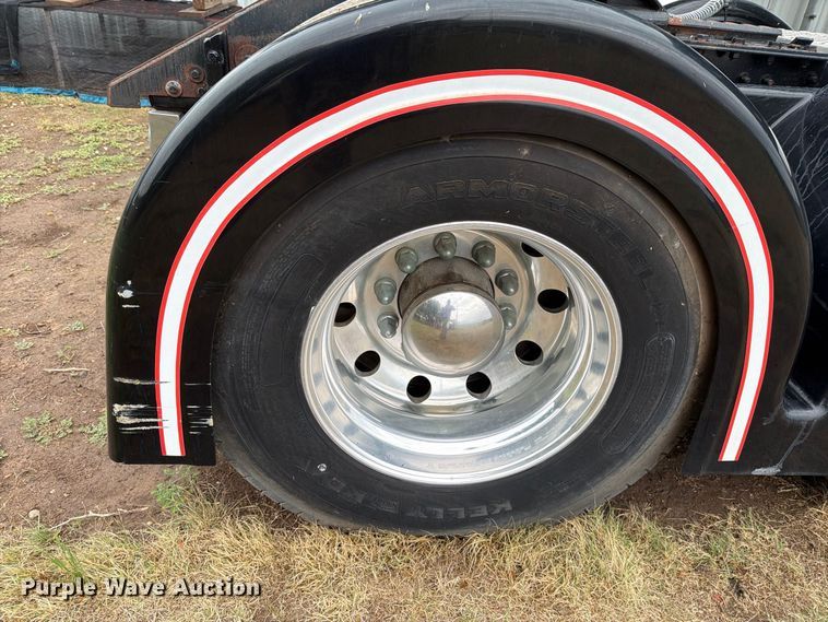 image for item DV8677 2017 Kenworth T680 semi truck