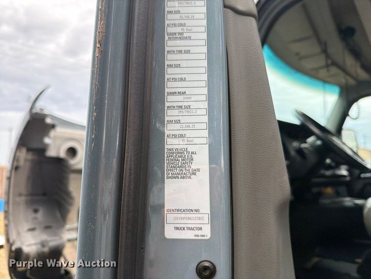 image for item DV8677 2017 Kenworth T680 semi truck