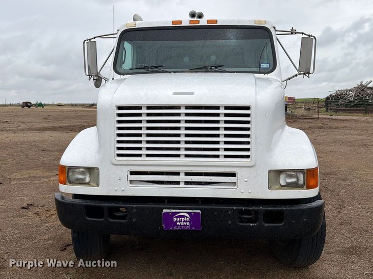 image for item DV8678 1999 International 8100 semi truck