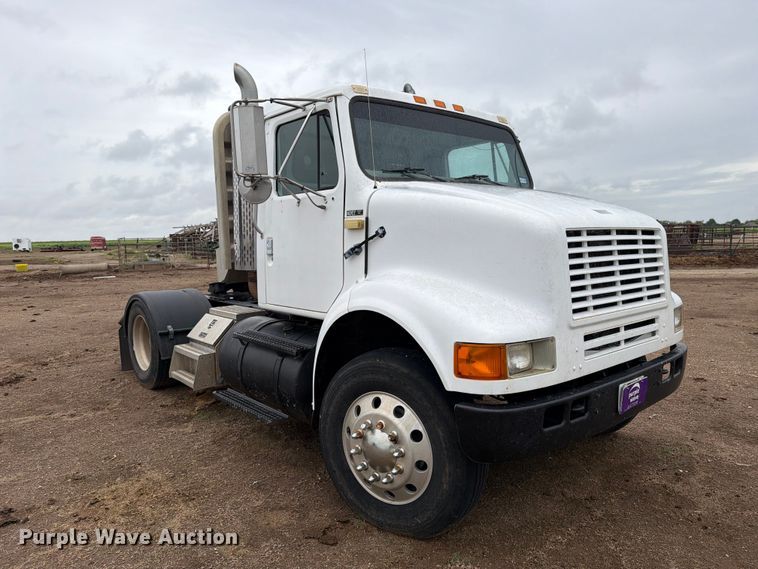 image for item DV8678 1999 International 8100 semi truck