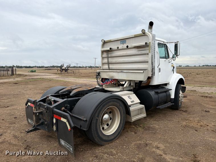 image for item DV8678 1999 International 8100 semi truck