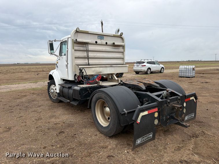 image for item DV8678 1999 International 8100 semi truck
