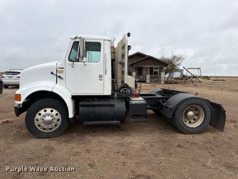 image for item DV8678 1999 International 8100 semi truck