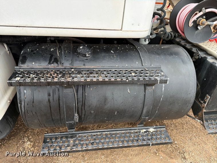 image for item DV8678 1999 International 8100 semi truck