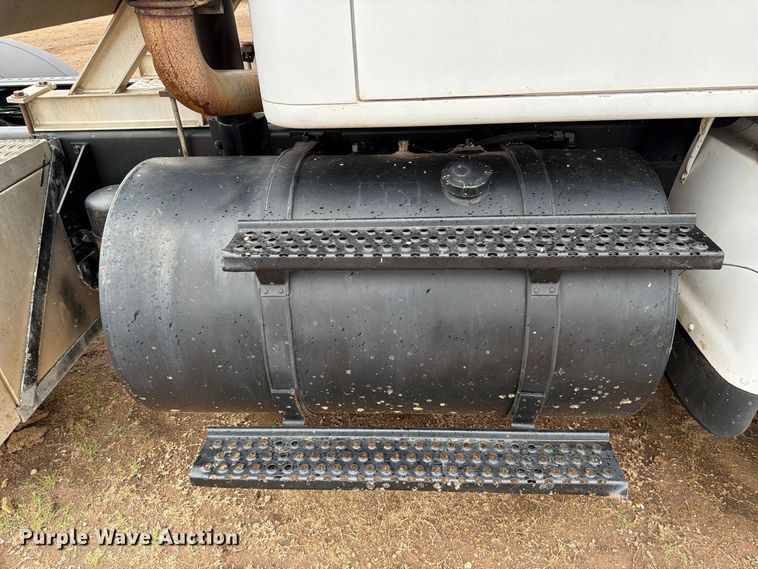 image for item DV8678 1999 International 8100 semi truck