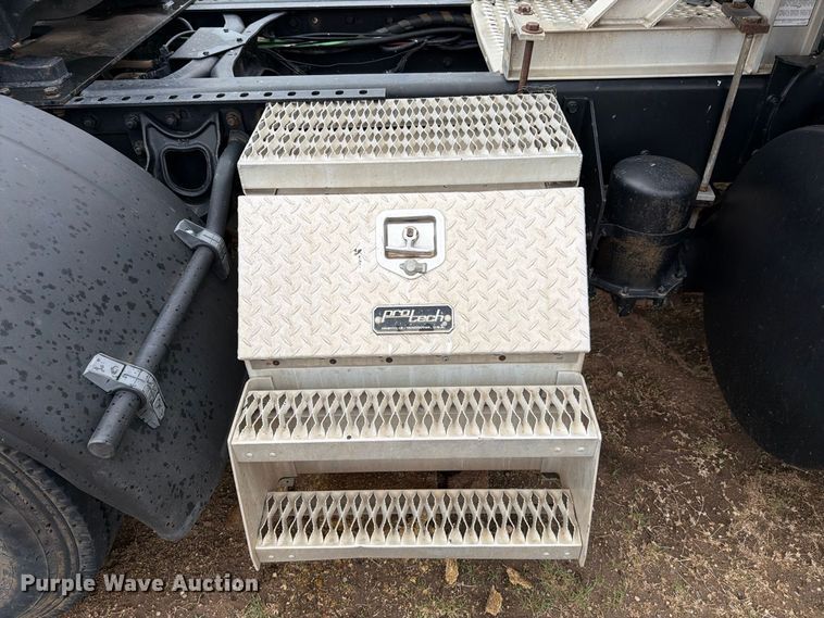 image for item DV8678 1999 International 8100 semi truck