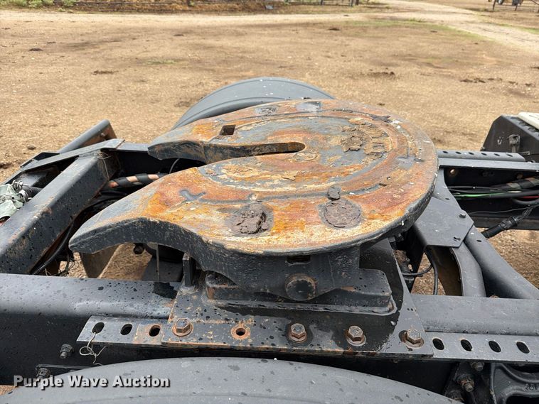 image for item DV8678 1999 International 8100 semi truck