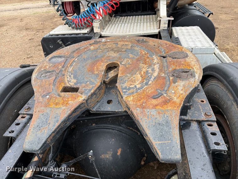 image for item DV8678 1999 International 8100 semi truck