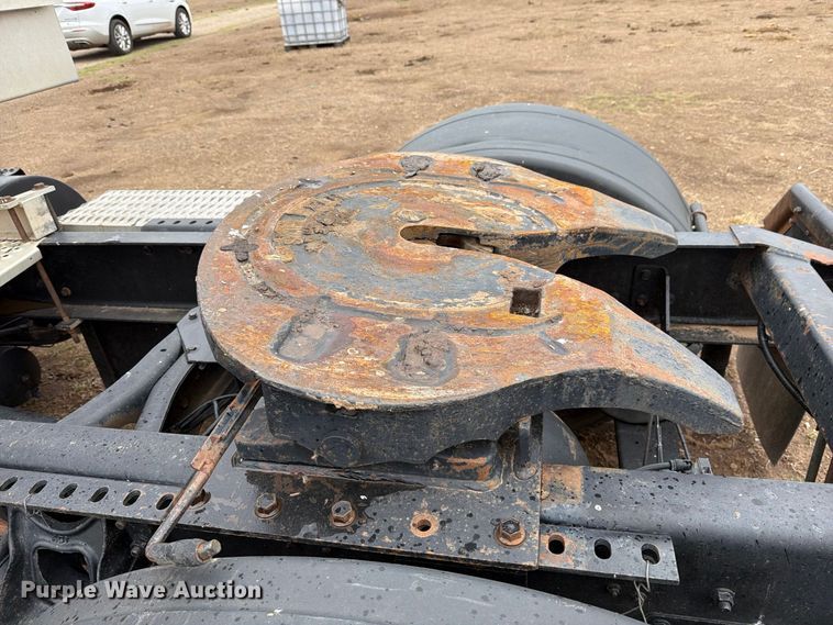 image for item DV8678 1999 International 8100 semi truck