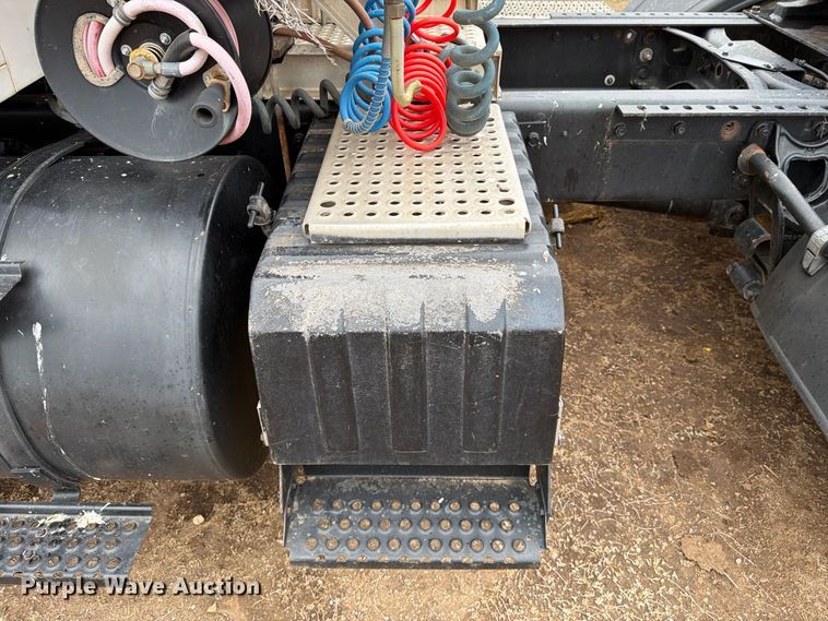 image for item DV8678 1999 International 8100 semi truck