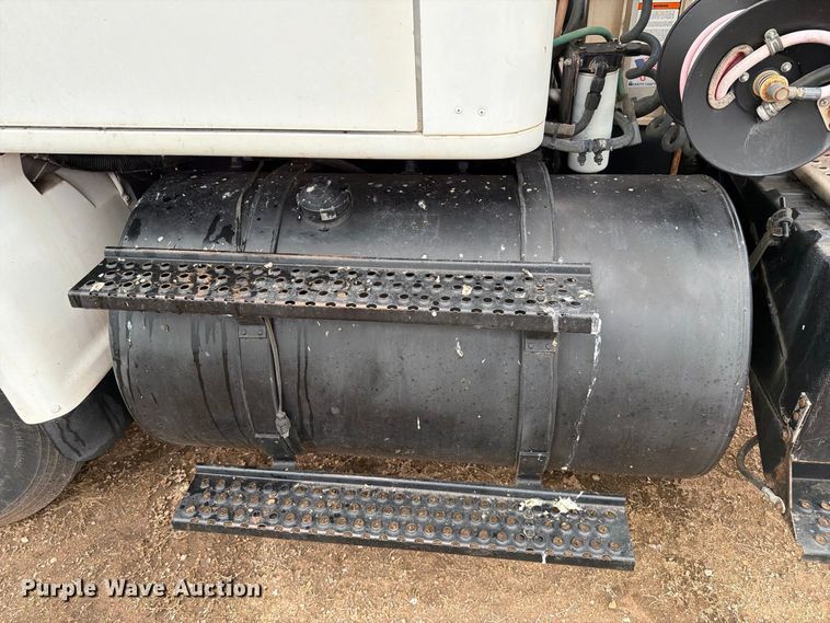 image for item DV8678 1999 International 8100 semi truck