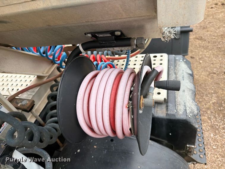 image for item DV8678 1999 International 8100 semi truck