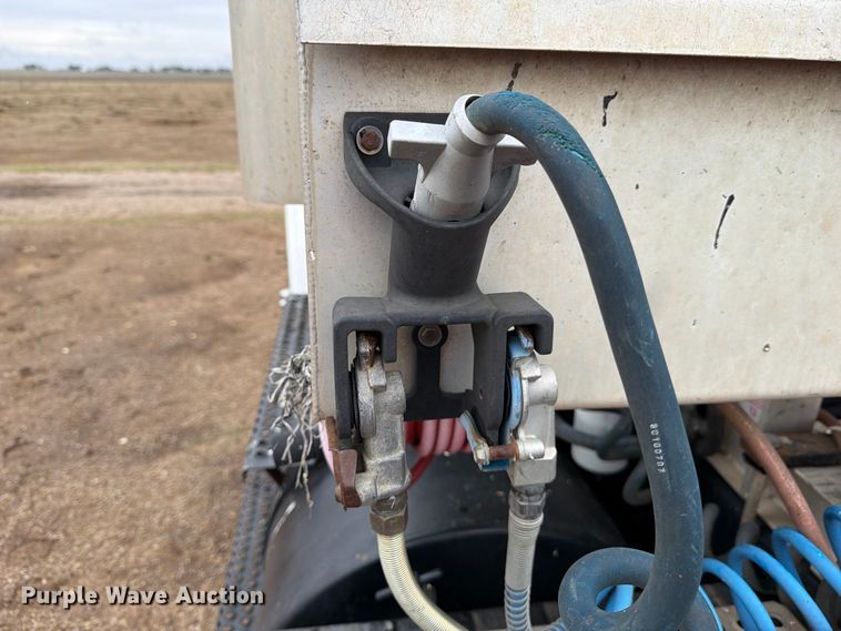 image for item DV8678 1999 International 8100 semi truck