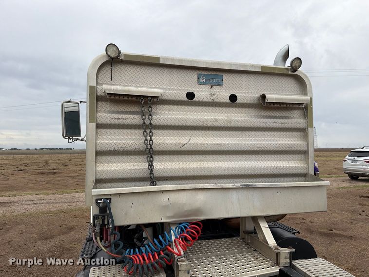image for item DV8678 1999 International 8100 semi truck