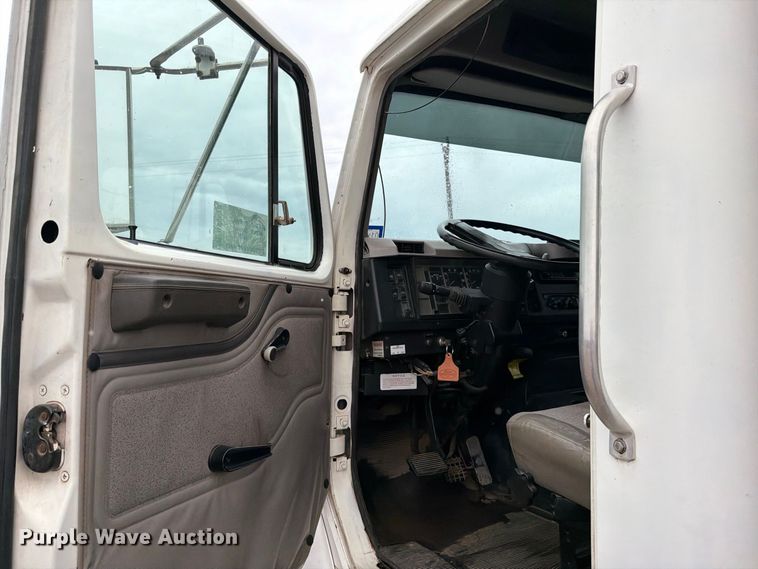 image for item DV8678 1999 International 8100 semi truck