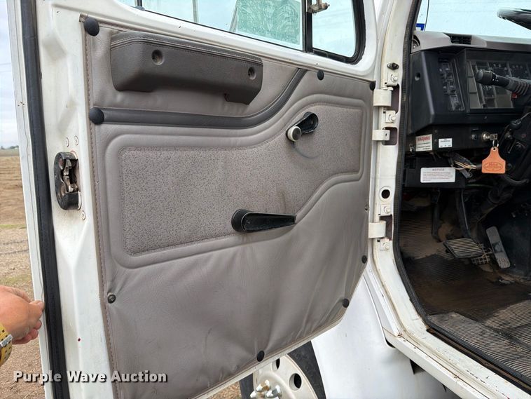 image for item DV8678 1999 International 8100 semi truck