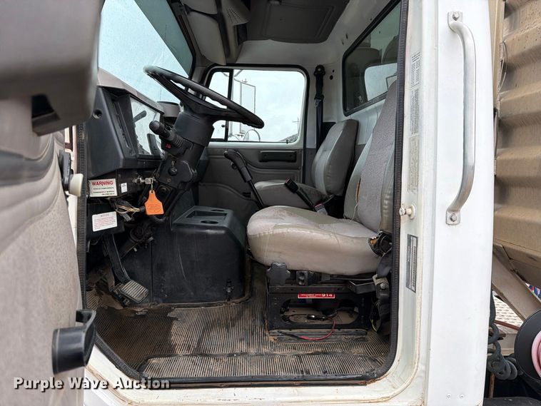 image for item DV8678 1999 International 8100 semi truck
