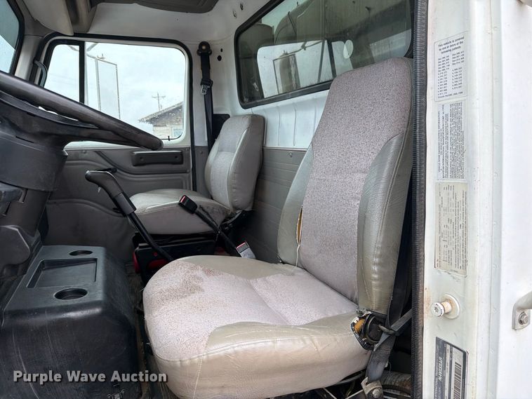 image for item DV8678 1999 International 8100 semi truck