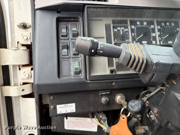 image for item DV8678 1999 International 8100 semi truck