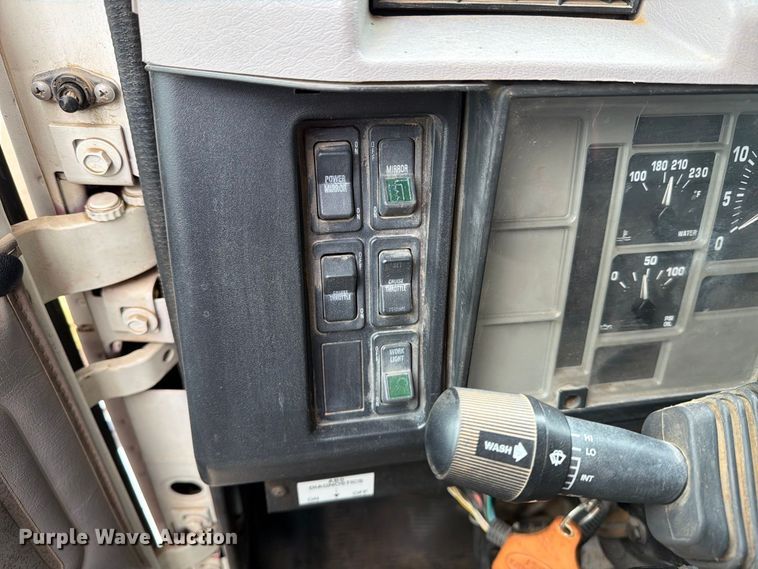 image for item DV8678 1999 International 8100 semi truck