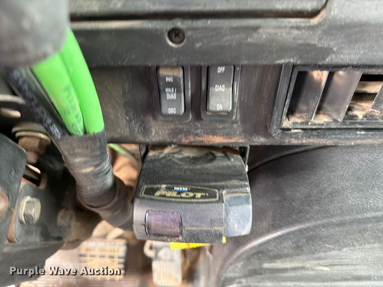 image for item DV8678 1999 International 8100 semi truck