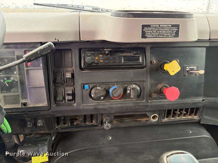 image for item DV8678 1999 International 8100 semi truck