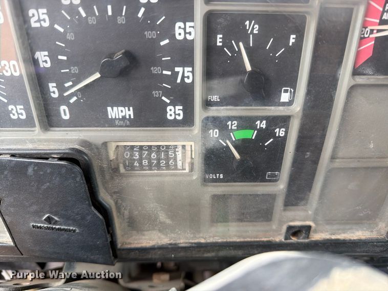 image for item DV8678 1999 International 8100 semi truck