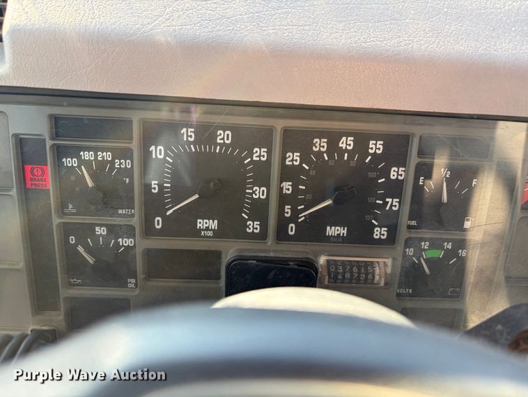 image for item DV8678 1999 International 8100 semi truck