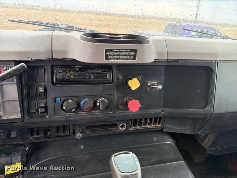 image for item DV8678 1999 International 8100 semi truck