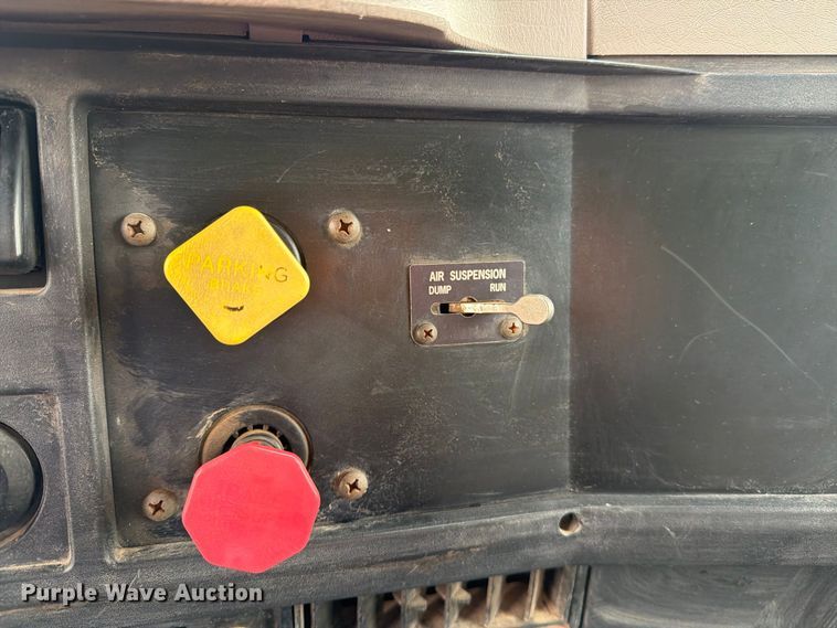 image for item DV8678 1999 International 8100 semi truck