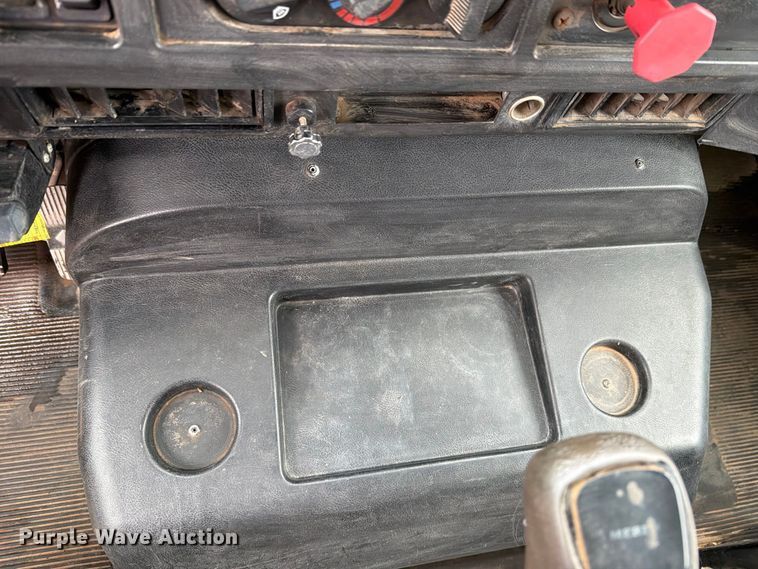 image for item DV8678 1999 International 8100 semi truck